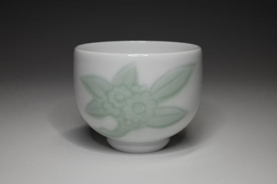 井上萬治　白磁緑釉彫文ぐい呑 井上萬二作】白磁緑釉百合彫文ぐい吞 | 井上萬二窯 INOUE MANJI KILN