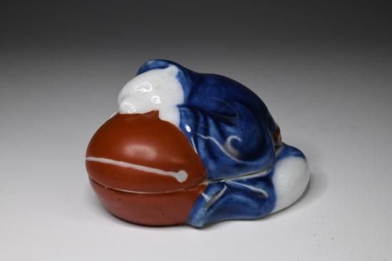 人気新品入荷 十二代酒井田柿右衛門／狸香合 SAKAIDA Kakiemon 12th / Tanuki 工芸品