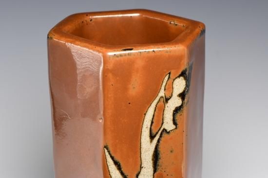 濱田庄司／柿釉抜絵六角花入（箱無） HAMADA Syoji