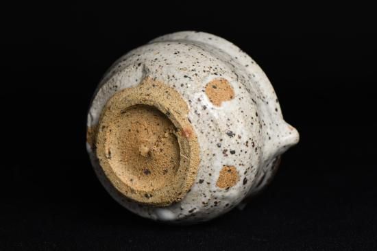 希少サイズの戦国灰陶盃 A very rare incised blue and white 'dragon' stem bowl, Seal