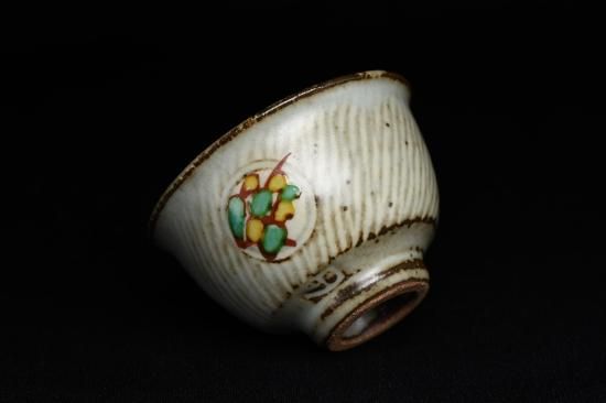 島岡達三／象嵌赤繪草花文ぐい呑001 SHIMAOKA Tatsuzou