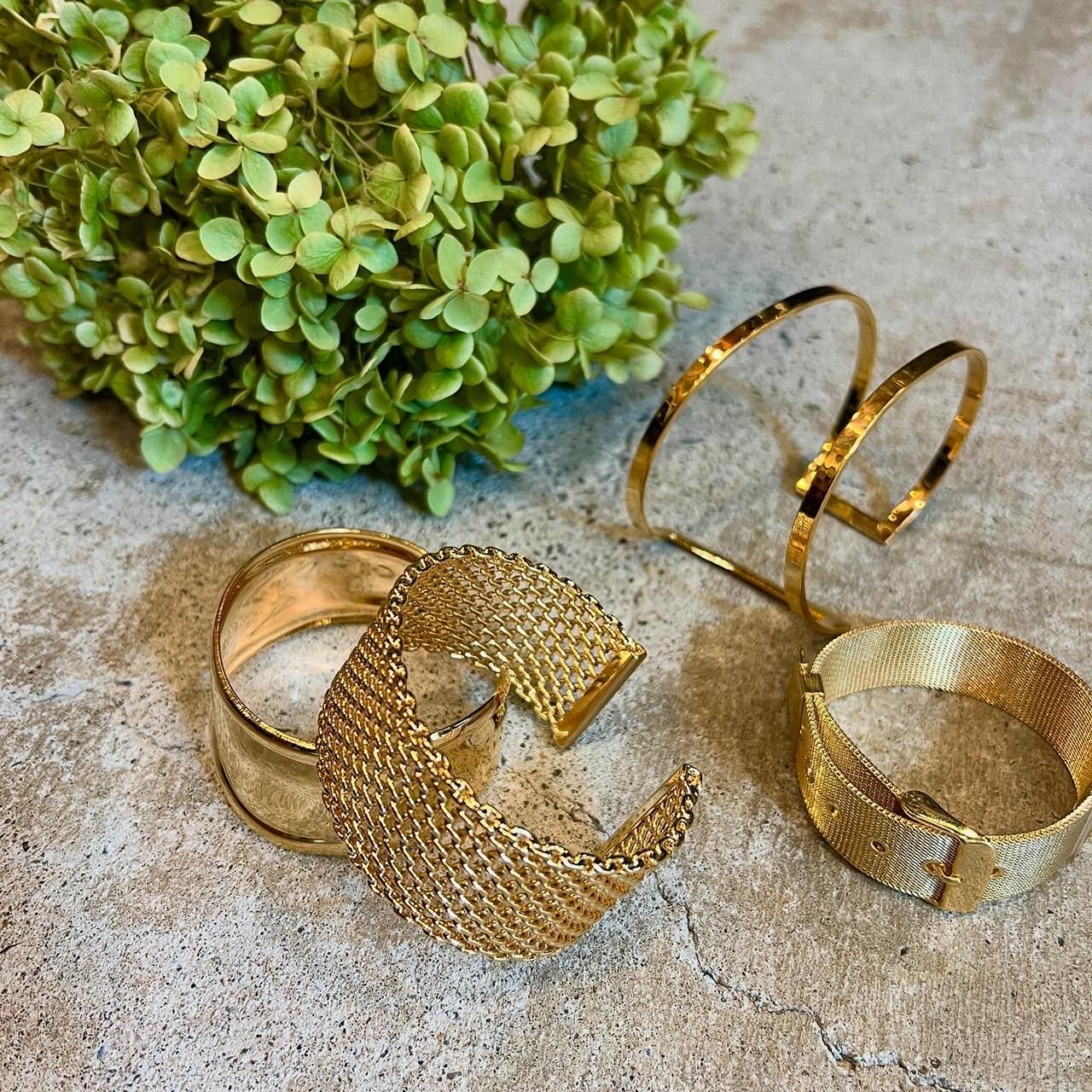 HOSU GOLD TONE BANGLE
