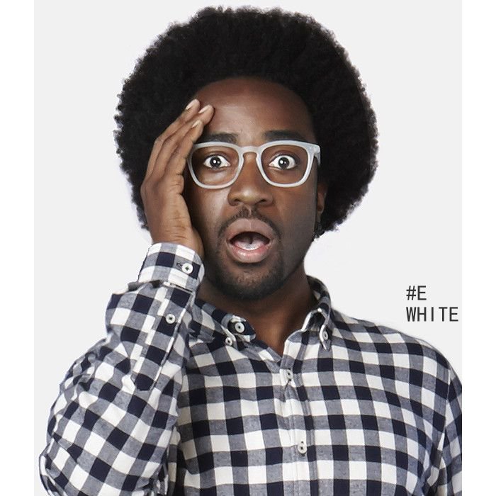 フランスのリーディンググラス（老眼鏡）ブランド、IZIPIZI(イジピジ 旧SeeConcept/シーコンセプト) #Eのカラーホワイトをかけたアフロヘアーの男性モデル