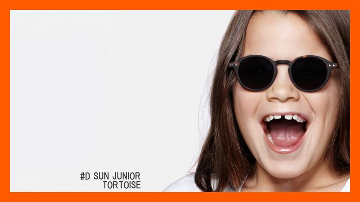 IZIPIZI#D SUN 
JUNIORのサングラスをかけたロングヘアーの女の子