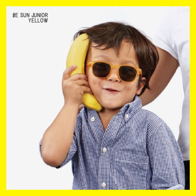 IZIPIZI#E SUN JUNIORのサングラスをかけバナナを持った男の子