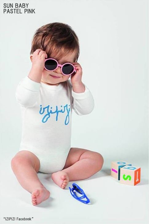 IZIPIZI（イジピジ）SUN BABYのサングラスをかけた赤ちゃん