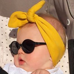 IZIPIZI（イジピジ）SUN BABYのサングラスをかけた女の子