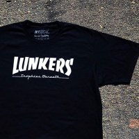 <img class='new_mark_img1' src='https://img.shop-pro.jp/img/new/icons5.gif' style='border:none;display:inline;margin:0px;padding:0px;width:auto;' />ILLUDE BAITS <br> LUNKERS T-shirt
