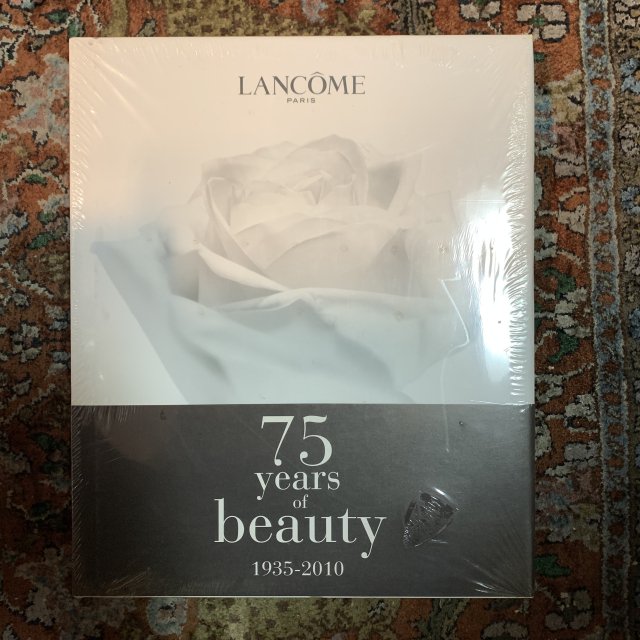 <img class='new_mark_img1' src='https://img.shop-pro.jp/img/new/icons1.gif' style='border:none;display:inline;margin:0px;padding:0px;width:auto;' />Lancome  75 years of beauty 1935-2010　（未開封）