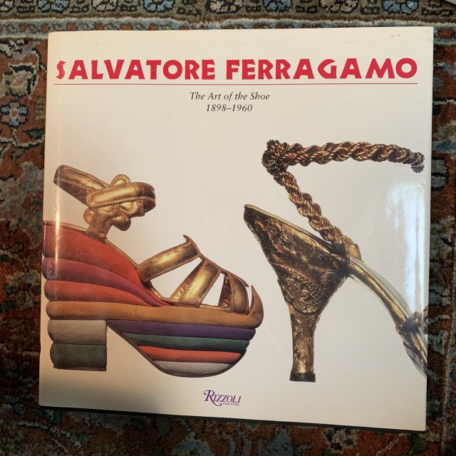 <img class='new_mark_img1' src='https://img.shop-pro.jp/img/new/icons2.gif' style='border:none;display:inline;margin:0px;padding:0px;width:auto;' />SALVATORE FERRAGAMO  The Art of the shoe 1898-1960