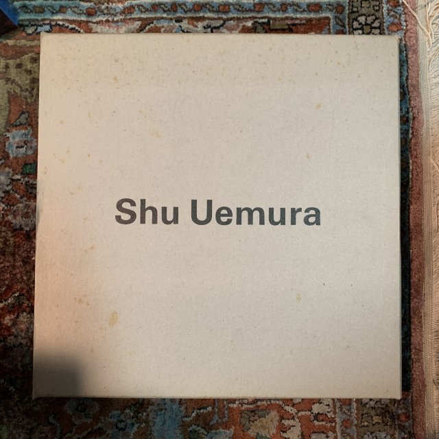 シュウ　ウエムラ　顔と化粧品を変えた人　　Shu Uemura The Man Who Transformed The Face And The World Of Cosmetics