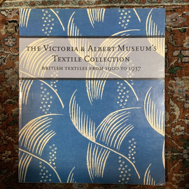 <img class='new_mark_img1' src='https://img.shop-pro.jp/img/new/icons7.gif' style='border:none;display:inline;margin:0px;padding:0px;width:auto;' />THE VICTORIA & AIBERT MUSEUM'S
TEXTILE COLLECTION
BRITISH TEXTILES FROM I900 TO 1937