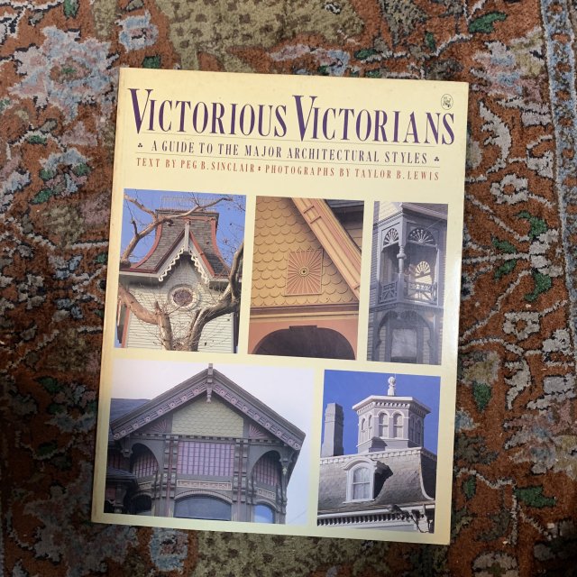 <img class='new_mark_img1' src='https://img.shop-pro.jp/img/new/icons2.gif' style='border:none;display:inline;margin:0px;padding:0px;width:auto;' />Victorious Victorians  A Guide to the Major Architectural Styles