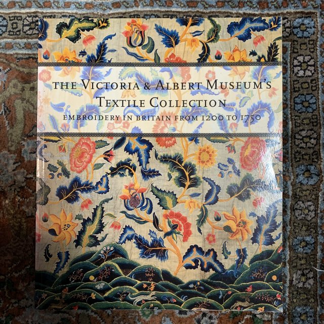 <img class='new_mark_img1' src='https://img.shop-pro.jp/img/new/icons7.gif' style='border:none;display:inline;margin:0px;padding:0px;width:auto;' />THE VICTORIA & AIBERT MUSEUM'S
TEXTILE COLLECTION
EMBROIDERY IN BRITITAIN  FROM I200 TO 1750