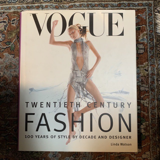 <img class='new_mark_img1' src='https://img.shop-pro.jp/img/new/icons1.gif' style='border:none;display:inline;margin:0px;padding:0px;width:auto;' />VOGUE TWENTIETH CENTURY FASHION100 YEARS OF STYLE BY DECADE AND DESIGNER