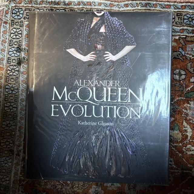 <img class='new_mark_img1' src='https://img.shop-pro.jp/img/new/icons1.gif' style='border:none;display:inline;margin:0px;padding:0px;width:auto;' />Alexander Mcqueen Evolution