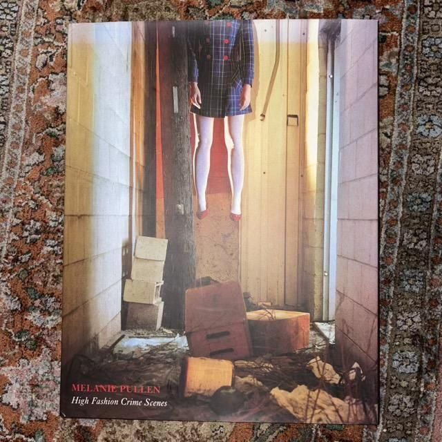 <img class='new_mark_img1' src='https://img.shop-pro.jp/img/new/icons10.gif' style='border:none;display:inline;margin:0px;padding:0px;width:auto;' />High Fashion Crime Scenes / MELANIE PULLEN  