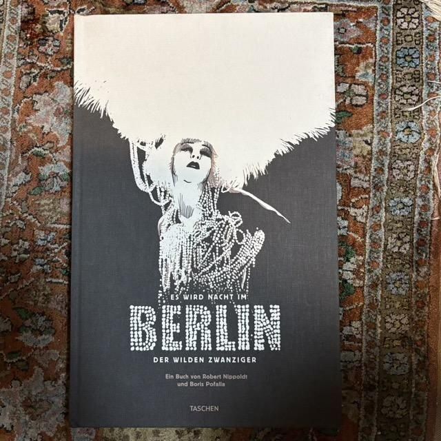 <img class='new_mark_img1' src='https://img.shop-pro.jp/img/new/icons5.gif' style='border:none;display:inline;margin:0px;padding:0px;width:auto;' />ES WIRD NACHT IM BERLIN DER WILDEN ZWANZIGER / Robert Nippoldt  Boris Pofalla