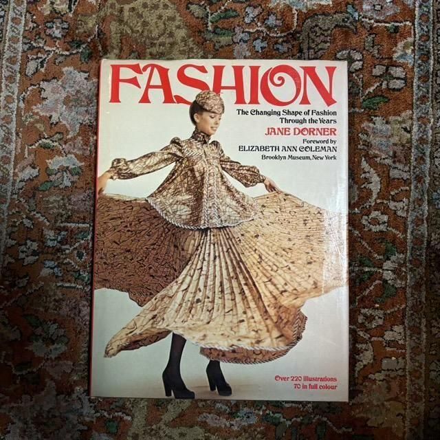 <img class='new_mark_img1' src='https://img.shop-pro.jp/img/new/icons1.gif' style='border:none;display:inline;margin:0px;padding:0px;width:auto;' />Fashion  the changing shape of fashion through the years    / Jane Dorner