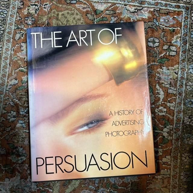 <img class='new_mark_img1' src='https://img.shop-pro.jp/img/new/icons1.gif' style='border:none;display:inline;margin:0px;padding:0px;width:auto;' />THE ART OF PERSUASION  A HISTORY OF ADVERTISING PHOTOGRAPHY