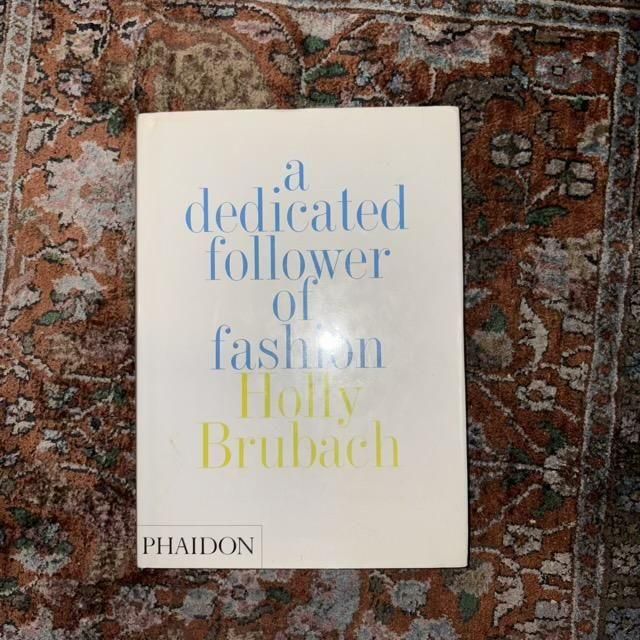 <img class='new_mark_img1' src='https://img.shop-pro.jp/img/new/icons1.gif' style='border:none;display:inline;margin:0px;padding:0px;width:auto;' />a dedicated follower of fashion / Holly Brubach