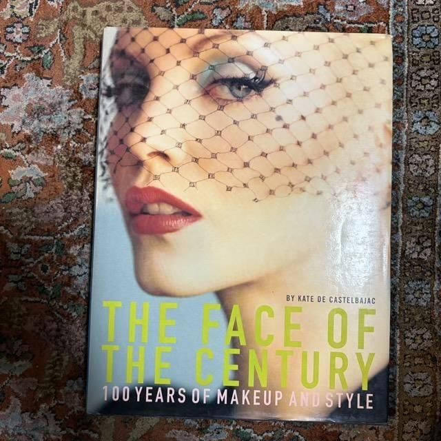 <img class='new_mark_img1' src='https://img.shop-pro.jp/img/new/icons1.gif' style='border:none;display:inline;margin:0px;padding:0px;width:auto;' />THE FACE OF THE CENTURY  100years of makeup and style
