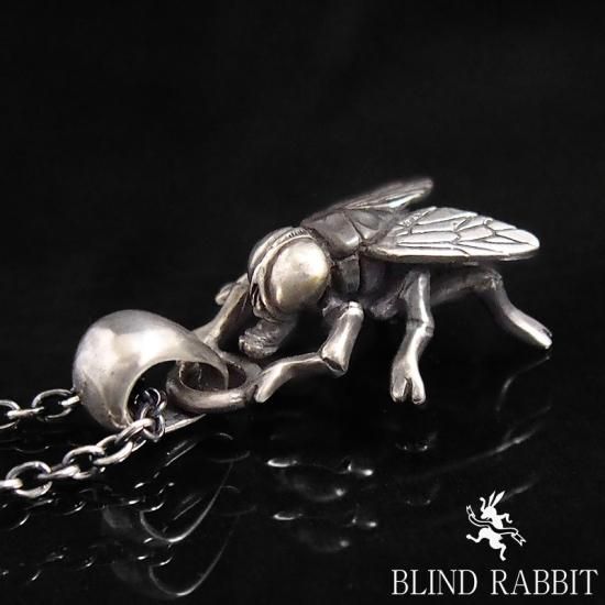 BLIND RABBIT-ブラインドラビット-Silvery Fly Pendant L- SILVER SHIELD