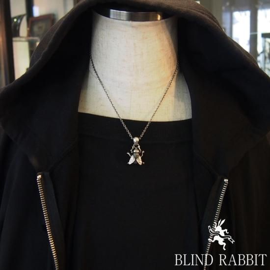 BLIND RABBIT-ブラインドラビット-Silvery Fly Pendant L- SILVER SHIELD