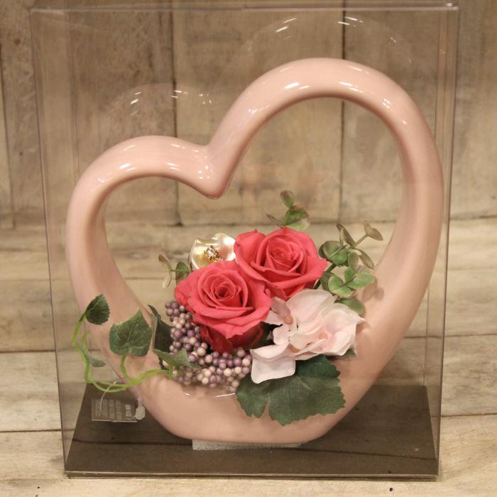 【クリアケース付】ピンクのハート型陶器のプリザーブドフラワーアレンジメント