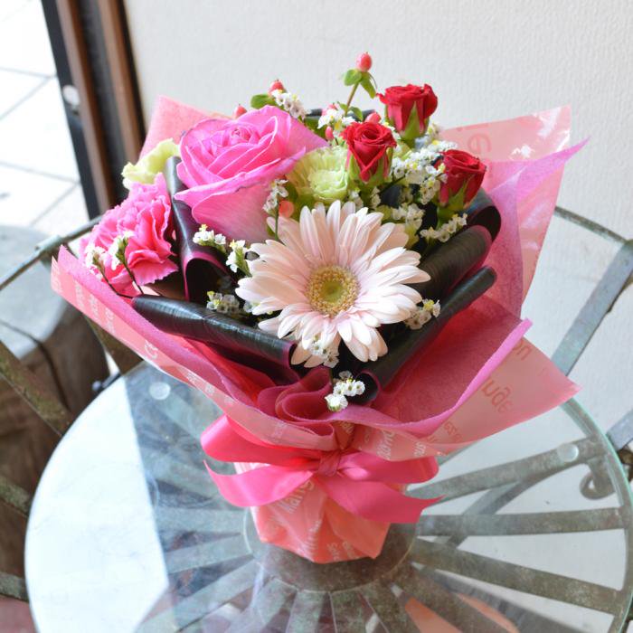 ピンクのバラ、ガーベラ、カーネーションのスタンディングブーケ 花束