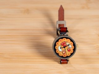マシュマロネコとイチゴのビスケット／asaha（DEDEGUMOセレクトクリエイターズ）手作り腕時計/クオーツ時計