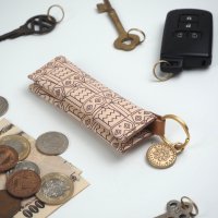 ۥۥ / wallet keyholder