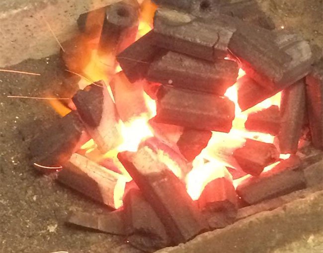 豆らくがんは炭火で手作業で焼いてます。