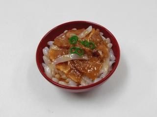 ミニチュアチャーム　ミニソーセージ　クロワッサン　親子丼　食品サンプル　3点 ミニチュアチャーム ミニソーセージ クロワッサン 親子丼 食品