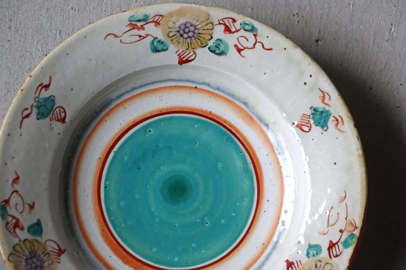 井山三希子さんのリム付き深型丸皿です。