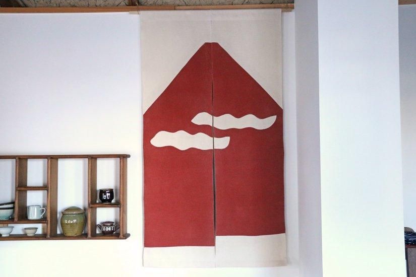 山内武志　刺し子暖簾 山内武志 刺し子暖簾 刺し子の型染めのれん ＜矢羽根＞ ｜山内