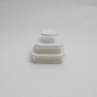 白い蓋の容器