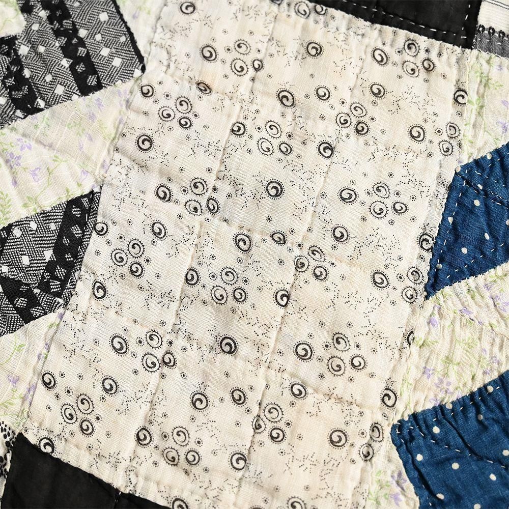 よしよし　　　OLD CALICO PATCH WORK QUILT OLD CALICO PATHWORK QUILT with SWASTIKA（1930'S-40'S/GOOD