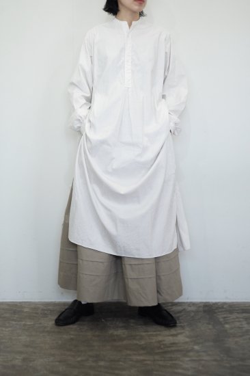 <img class='new_mark_img1' src='https://img.shop-pro.jp/img/new/icons47.gif' style='border:none;display:inline;margin:0px;padding:0px;width:auto;' />ڡBAND COLLAR SHIRT-LONG [vintage white]
