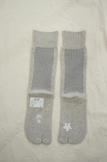 <img class='new_mark_img1' src='https://img.shop-pro.jp/img/new/icons14.gif' style='border:none;display:inline;margin:0px;padding:0px;width:auto;' />w&fw  コットンバックラインラメTABIソックス(ライトグレー×シルバーラメ)