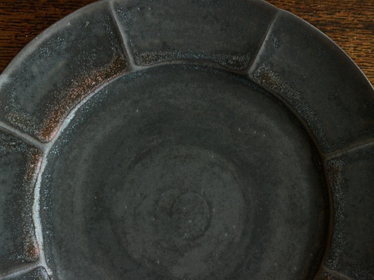 久野靖史 黒輪花皿(径22.5cm） - くらしの器 田園調布いちょう