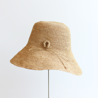 mature ha./raffia hat wide ornamentlight brown