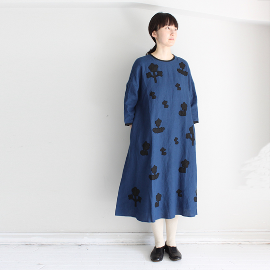Pot And Tea 踊る花ワンピースaラインシルエット 黒 青 Hello Fine Day ハローファインデー Pot And Tea 踊る花ワンピースaラインシルエット 黒 青 Hello Fine Day ハローファインデー