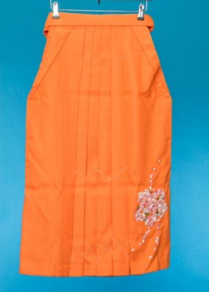 HA84-6女子袴レンタル（11才身長138-143cmブーツの場合は身長148cm)オレンジ 桜の刺繍【新品未使用】
