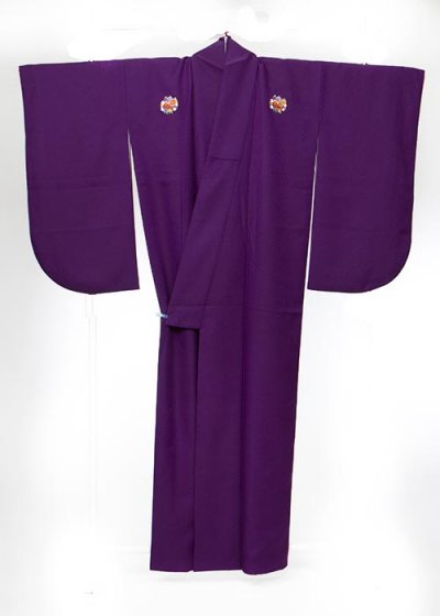S565小振袖レンタル 裄67-69(ヒップ70-100)  濃いめの紫  無地 花紋刺繍（3ッ紋) 