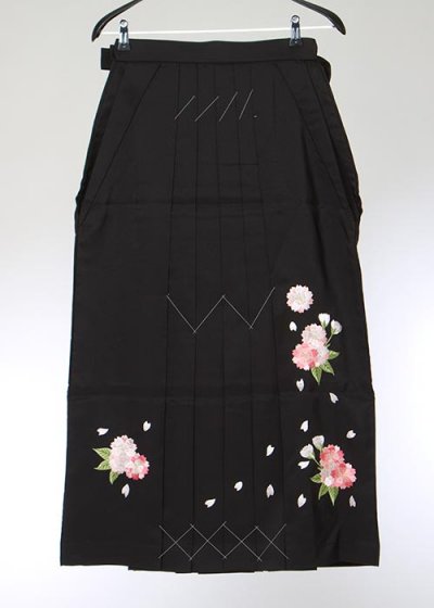 HA90-10女子袴レンタル(身長153-157cmブーツの場合は身長162cm）黒 桜の刺繍 【新品同様】