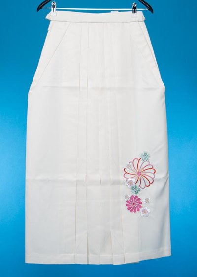 HA95-88女袴レンタル  (身長160-165 普通巾) オフ白 桜とねじり梅の刺繍 