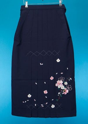 HA91-3女袴レンタル (身長156-160cmブーツの場合165cm）普通巾)紺 桜刺繍 