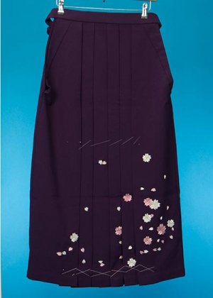 HA91-6ややワイド女袴レンタル(身長155-160(ブーツの場合160-165)ヒップ70-110)紫 桜刺繍  前幅広め