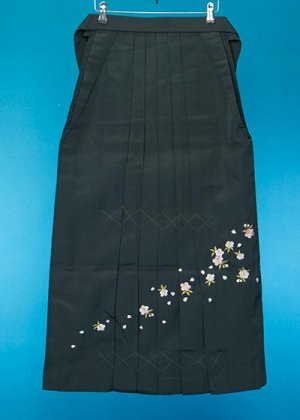 HA95-17女袴レンタル(身長160-165 普通巾) グリーン系 濃い緑色 桜の刺繍  